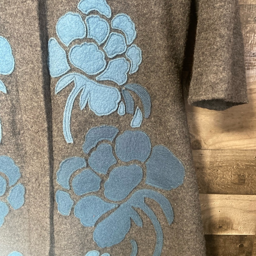 Anthropologie ruby 25 Gray Knit Marino Wool Cardigan with Blue Floral Appliqué - Picture 7 of 14